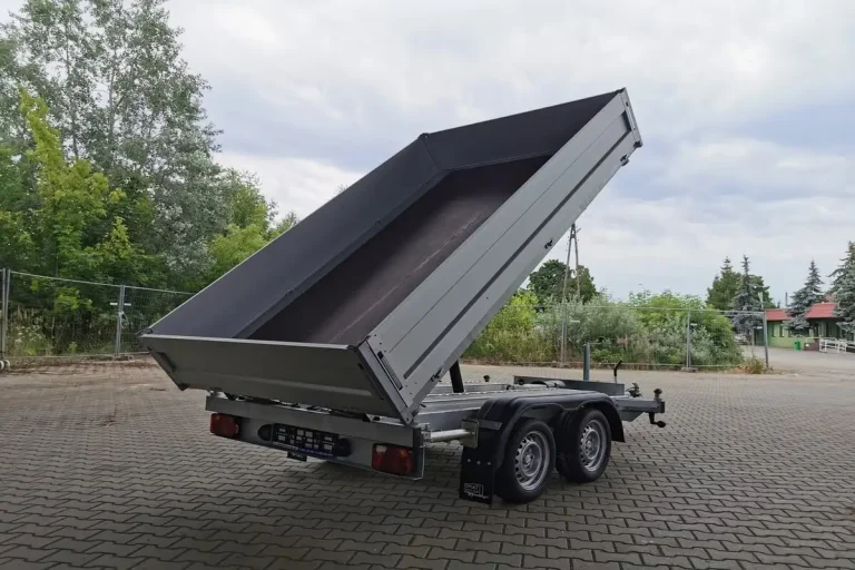 Przyczepa z siłownikiem