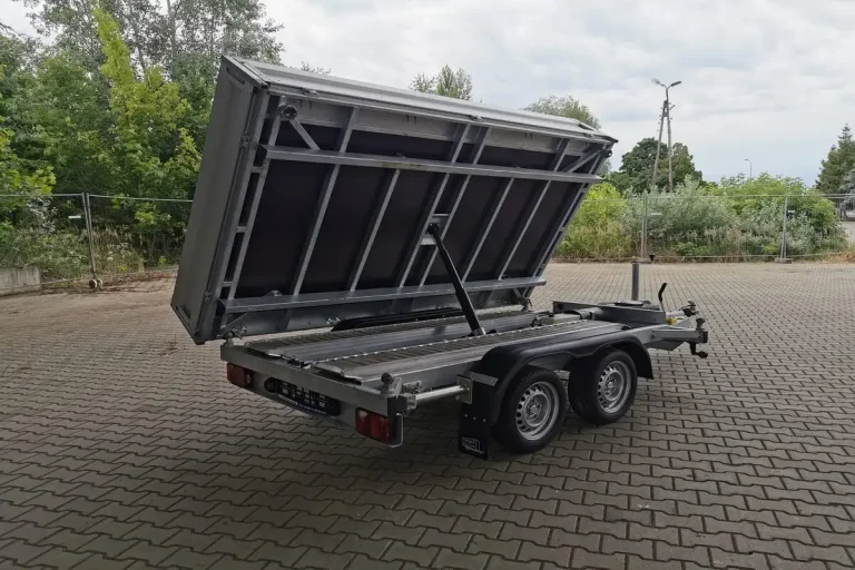 Przyczepa z siłownikiem