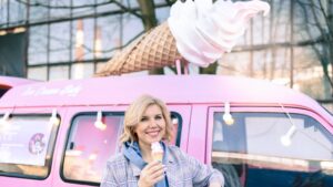 Jak otworzyć budkę z lodami w food trucku, takim jak na zdjęciu?