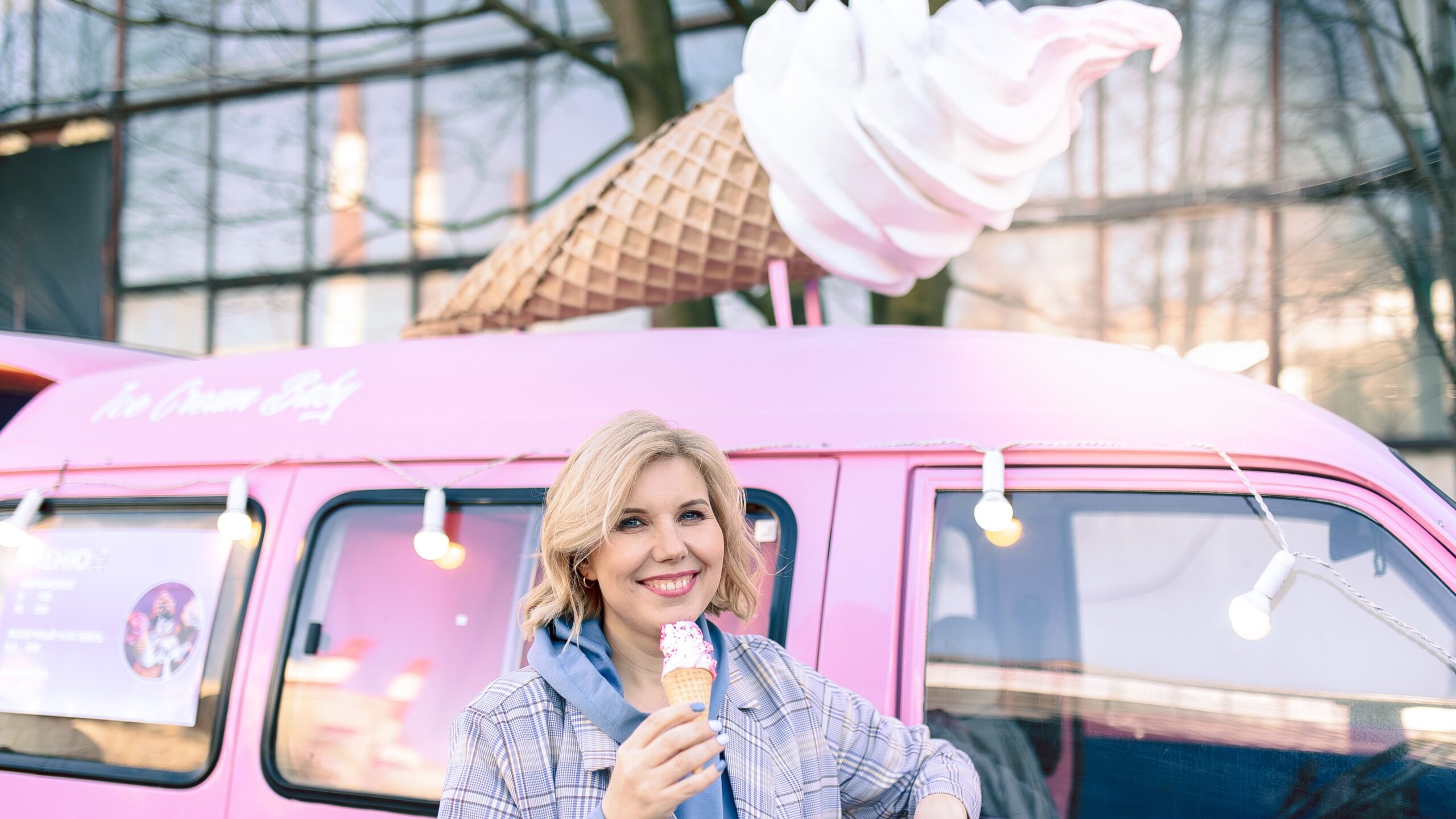 Jak otworzyć budkę z lodami w food trucku, takim jak na zdjęciu?