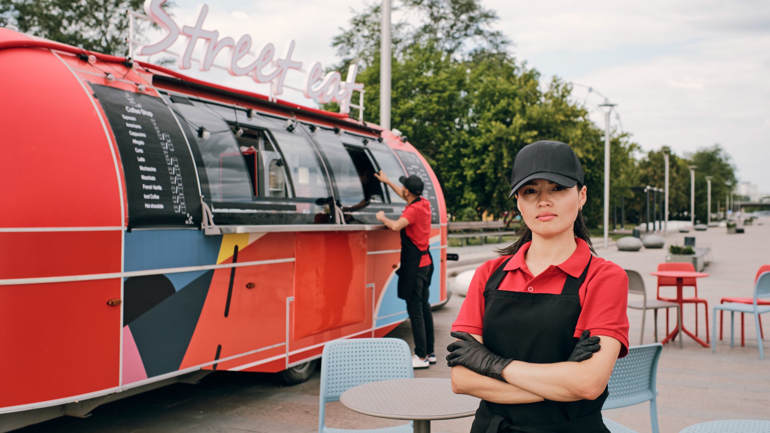 Właścicielka rozważa opłacalność food trucka.