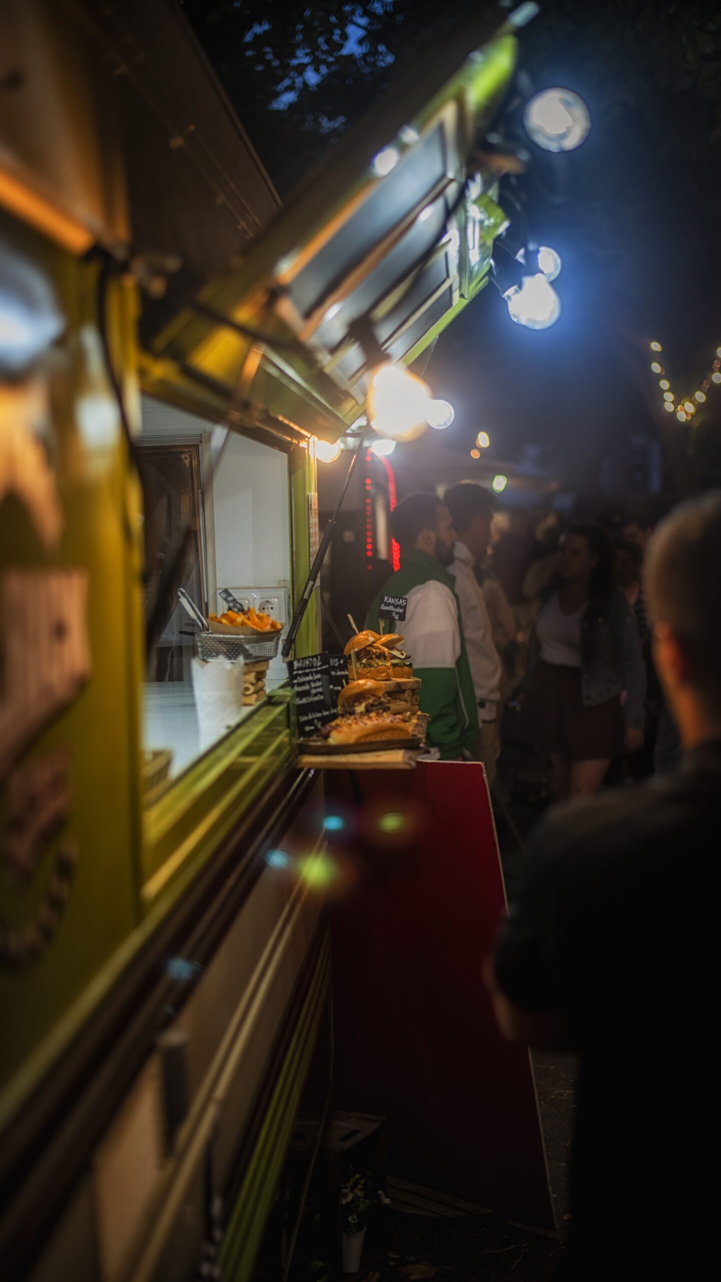 Właściciel bada opłacalność food trucka w nocy.